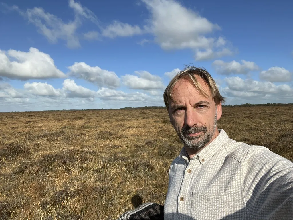 Bernhard Aumann vor weiter Heide- und Moorfläche