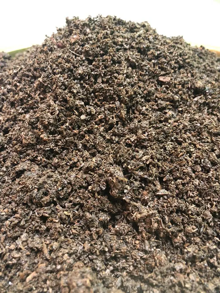 Feines, gleichmäßiges, braunes Material mit kleinen Pflanzenteilchen